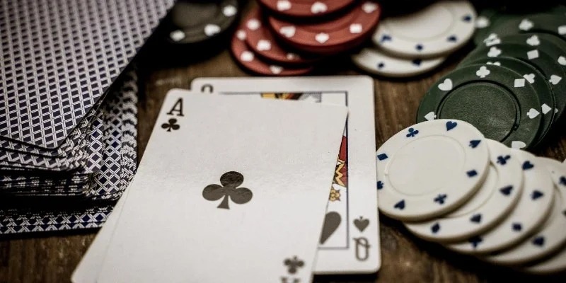 Thực hiện tách 2 lá bài 10 tại sòng blackjack 